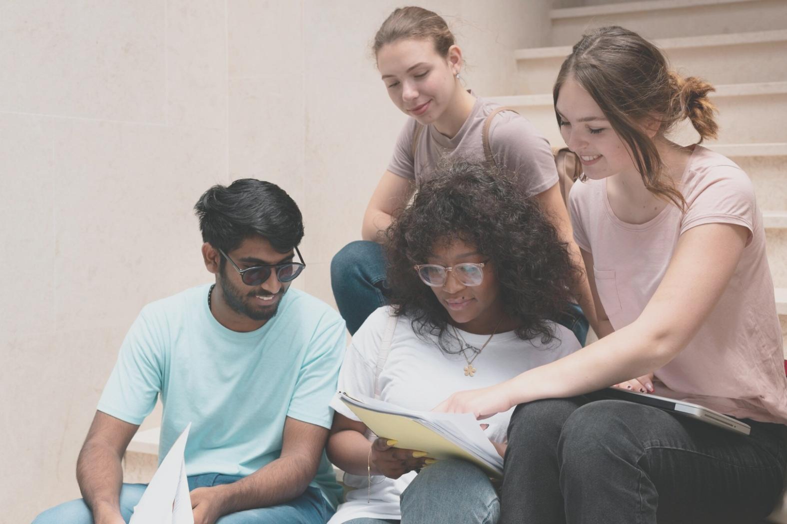 Estudiantes aprendiendo técnicas de presupuesto